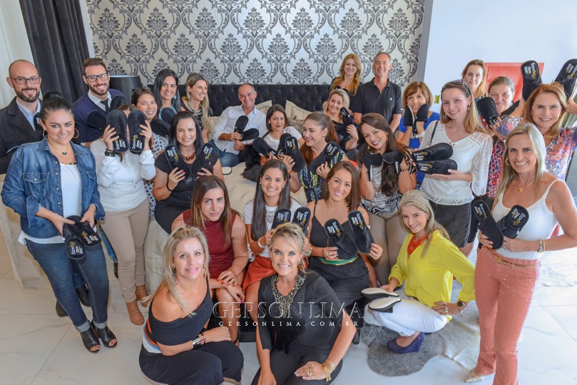 Brunch reuniu arquitetos na loja da King Koil Colchões para o lançamento da vitrine decorada pela Entre Sedas Decor.