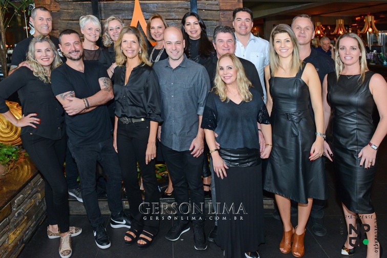 A 4ª edição do Núcleo Social Clube reuniu arquitetos e designers de interiores para comemorar a chegada do inverno. Mais de 120 profissionais foram recepcionados pelas lojas do NPD, para participaram do Winter Celebration no TAJBar, com uma feijoada típica em um típico sábado de inverno curitibano. Para deixar a festa ainda mais vibrante e interativa, o Núcleo criou camisetas exclusivas para a ocasião. Os profissionais foram convidados a retirar suas camisetas nas lojas do Núcleo e incentivados a personalizar e customizar as peças. A camiseta foi o passaporte de acesso ao Winter Celebration. O Núcleo Best t-shirt convidou 04 jurados para elegerem as 03 melhores camisetas customizadas pelos profissionais, que ganharam prêmios da lojas do Núcleo. Foto: Gerson Lima