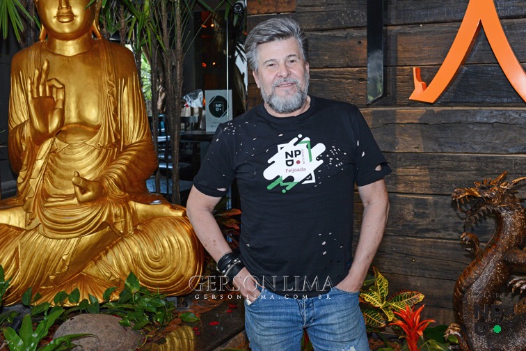 A 4ª edição do Núcleo Social Clube reuniu arquitetos e designers de interiores para comemorar a chegada do inverno. Mais de 120 profissionais foram recepcionados pelas lojas do NPD, para participaram do Winter Celebration no TAJBar, com uma feijoada típica em um típico sábado de inverno curitibano. Para deixar a festa ainda mais vibrante e interativa, o Núcleo criou camisetas exclusivas para a ocasião. Os profissionais foram convidados a retirar suas camisetas nas lojas do Núcleo e incentivados a personalizar e customizar as peças. A camiseta foi o passaporte de acesso ao Winter Celebration. O Núcleo Best t-shirt convidou 04 jurados para elegerem as 03 melhores camisetas customizadas pelos profissionais, que ganharam prêmios da lojas do Núcleo. Foto: Gerson Lima