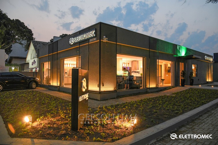 Com o objetivo de fortalecer a marca e fomentar novos negócios na região de Curitiba, a Elettromec inaugura a loja Conceito posicionando-se estrategicamente como marca de luxo no mercado curitibano. O projeto assinado pelo prestigiado escritório Flávia Bonet Arquitetura, traz requinte e sofisticação na apresentação dos produtos da marca. Na noite desta quinta-feira dia 12 de setembro reuniu petit comité para celebrar e brindar os bons resultados da participação na CASACOR PARANÁ.