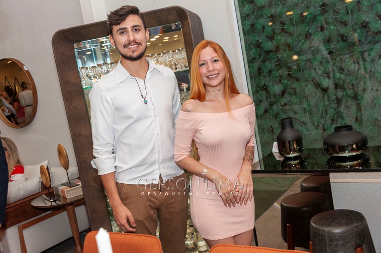 A Masotti Curitiba inaugurou suas vitrines assinadas pelos Arquitetos Simone Carneiro, Rafael Cavalin e a Designer Paula Marcondes. O evento reuniu mais de 100 pessoas, entre profissionais da área, clientes e parceiros. O empresário Rogério Lemos proprietário da franquia esteve em Curitiba especialmente para ver de perto e agradecer aos profissionais envolvidos. Visite a loja e veja de perto esta novidade.