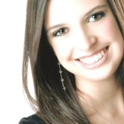 Luciana Hepp, arquiteta formada em 2007 pela PUCPR, com pós graduação em arquitetura de interiores, e curso de interior design em Milão. Atuante na área de arquitetura de interiores, residenciais e comerciais, em parceria com a arquiteta Juliana Slaviero Campos de Oliveira, sócias do Escritório YOU arquitetura.