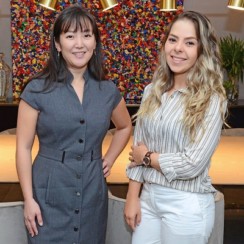 A Daarna Arquitetura & Interiores atua em Curitiba desde 2011 com projetos residenciais e comerciais. Tem à frente de sua equipe as arquitetas Larissa Markowicz e Débora Yumi Oh Copini. A união de duas gerações, com diferentes experiências e percepções, trouxe ao escritório a capacidade de atender os mais diversos tipos de clientes. Com a missão de transformar sonhos em realidade Larissa Markowicz e Débora Yumi Oh Copini, buscam realizar projetos acessíveis e funcionais, que proporcionem excelente qualidade de vida e boas lembranças aos seus clientes. O diferencial da Daarna Arquitetura & Interiores é a possibilidade de desenvolver não apenas o projeto, mas estender-se ao gerenciamento da obra. Participando desde a sua concepção até o final de sua execução, as arquitetas proporcionam uma experiência completa.