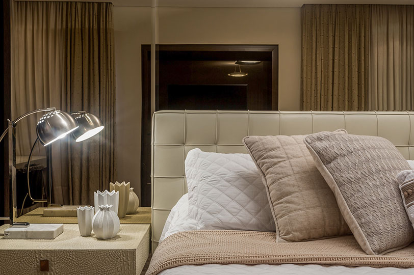 Foto de um quarto de casal, projetado pelo designer de interiores Marcos Soares