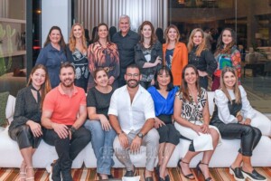 Em um mundo repleto de imagens, cultivar o olhar sensível pode ser um verdadeiro desafio. Como forma de incentivar e valorizar a cultura fotográfica entre profissionais das áreas de arquitetura e decoração, acontece nesta quarta-feira (23), na Sierra Móveis Curitiba, a exposição do 2º Desafio Fotográfico Confraria AD. Voltado para temas relacionados à arquitetura, design e paisagismo, o evento surge como parte da constante capacitação continuada em diversas áreas deste mercado. Por conta disso, é direcionado apenas aos associados, proporcionando uma aproximação com o espaço de forma mais individual, sensível e exploratória. O 2º Desafio Fotográfico Confraria AD é dividido em dois temas – Olhando para Baixo e Olhando para Cima – e compreende fotos capturadas na cidade de Curitiba. Três jurados das áreas de artes, arquitetura e fotografia selecionaram os quatro primeiros colocados em cada categoria, cujas fotos estão expostas no evento.