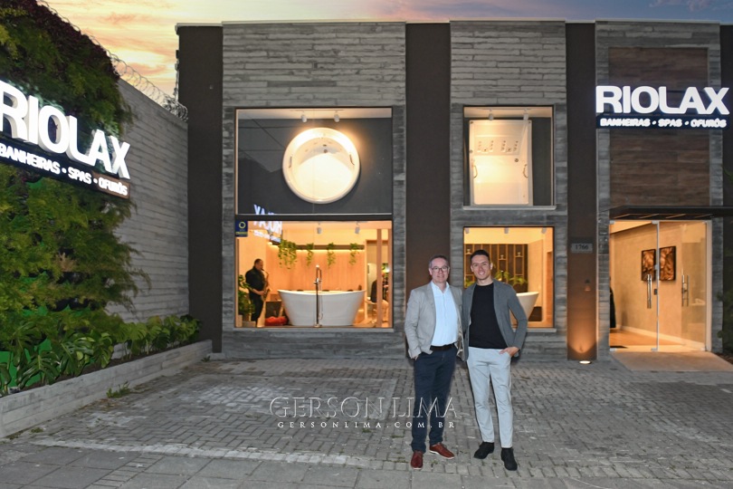 A cidade de Curitiba ganhou sua primeira loja da Rede Riolax, especializa em banheiras, spas e ofurôs.   Em nossas pesquisas descobrimos haver uma forte demanda por serviços como o nosso, de alta qualidade, cujo foco é proporcionar bem-estar. Além disso, a capital tem bons índices de qualidade de vida e nossos produtos visam exatamente este enfoque. Já que criamos produtos e conceitos que promovam alegria, disposição, saúde, ou seja, uma vida com mais qualidade. Hoje, somos uma das principais marcas do setor, mas faltava estar também presente numa cidade como Curitiba, afirma Elcio Bassi, um dos sócios da loja da capital paranaense. Keirrison de Souza, também sócio, destaca que a venda de spas e banheiras cresceu muito depois da pandemia. “Estamos otimistas em relação ao mercado”, salienta ele. Alameda Carlos de Carvalho, 1766.