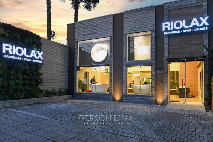 A cidade de Curitiba ganhou sua primeira loja da Rede Riolax, especializa em banheiras, spas e ofurôs.   Em nossas pesquisas descobrimos haver uma forte demanda por serviços como o nosso, de alta qualidade, cujo foco é proporcionar bem-estar. Além disso, a capital tem bons índices de qualidade de vida e nossos produtos visam exatamente este enfoque. Já que criamos produtos e conceitos que promovam alegria, disposição, saúde, ou seja, uma vida com mais qualidade. Hoje, somos uma das principais marcas do setor, mas faltava estar também presente numa cidade como Curitiba, afirma Elcio Bassi, um dos sócios da loja da capital paranaense. Keirrison de Souza, também sócio, destaca que a venda de spas e banheiras cresceu muito depois da pandemia. “Estamos otimistas em relação ao mercado”, salienta ele. Alameda Carlos de Carvalho, 1766.