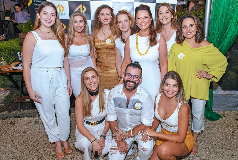 A Confraria AD comemora mais um ano de conquistas, união e força das nossas profissões, e de estarem juntos num mesmo proposito, com amigos e fornecedores que apoiaram a associação neste ano, e os parceiros do clube de benefícios e juntos confraternizar e agradecer e aumentando nossos laços. E nada melhor do que uma festa com a energia da Confraria AD para terminar o ano mais fortes e felizes, não é mesmo? Juntos trazemos nossa ação solidária de Natal, que será a de ajudar na festa de encerramento do ano da reviver Down. Tivemos muitos brindes oferecidos por nossos fornecedores do ano e parceiros do clube de benefícios, que estiveram presentes na festa conosco, sorteados durante o evento aos presentes. A festa foi no espaço Menina Zen, com todo vigor e alegria que só a Confraria AD transmite, junta e unida, cheia de risadas, num lugar incrível!  Momento de networking, estreitamento de laços, unidos e fortes para terminar esse ano e projetar o próximo ainda melhor.