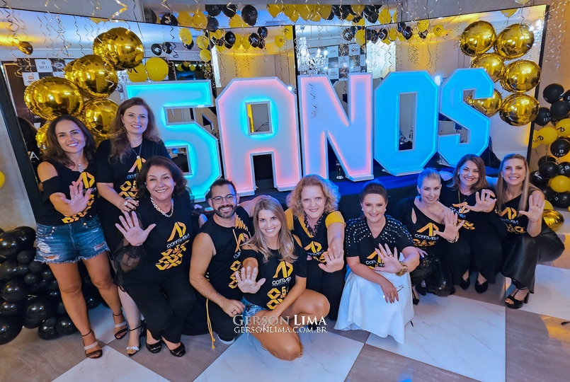 Associação Confraria AD, carinhosamente chamada de CONFRA, completa 5 anos, debaixo de uma gestão que a colocou nos holofotes dos profissionais, fornecedores e parceiros de outros setores. Fazendo solidariedade, criando trocas e crescimento profissional assim como o aumento do networking geral. Tudo refletindo num mercado muito melhor para sociedade. Com 160 associados e muito a comemorar, e como sempre, em grande estilo e energia, este ano será no Mezza Notte, com DJ e Banda Smith e muitas surpresas. Momento exclusivo para associados, patrocinadores e parceiros da Confraria AD.
