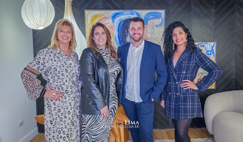 Nesta quarta, 17 de maio, a UUSI Mobiliário Brasileiro abriu suas portas em uma collab inédita com a 1700 Agora, a loja, que tem mais de 35 anos de atuação, passa a abrigar os móveis contemporâneos e cheios de bossa que UUSI tem para oferecer.