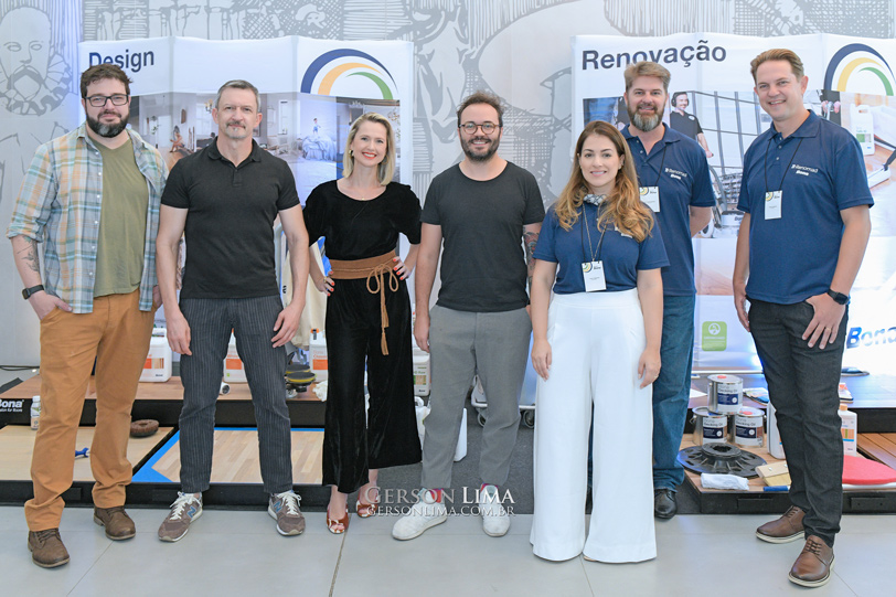 A arquiteta Stefanie Freiberger recebeu os arquitetos Leandro Nicoletti, Marcos Novak e Juliano Monteiro para falarem sobre a fundação da cidade, a influência dos imigrantes na construção de Curitiba, os marcos históricos - museus, igrejas, edifícios icônicos e seus autores - e a importância da preservação do patrimônio, no Solar do Rosário, Auditório Regina Casillo - Rua Lourenço Pinto, 500 - Centro - Curitiba.   Renomad E empresa surgiu em Curitiba da união entre profissionais capacitados e experientes com a comprovada qualidade dos produtos e máquinas da marca sueca BONA, dos Pisos Estruturados de Madeira da Triângulo, oferecendo serviços diferenciados e inovadores em tratamentos, manutenções, vendas e instalações de pisos e decks de madeira. A marca é comprometida com tudo que se refere a pisos de madeira, desde a venda, instalação e restauração até a manutenção e limpeza. renomad.com.br     Bona Brasil A Bona desempenha um papel patrimonial importante. A marca começou com um pequeno negócio familiar de café, na Suécia, e desde então adotou a inovação e o progresso, e assim ela se tornou uma empresa multinacional, presente em mais de 90 países. A Empresa cria produtos e soluções sustentáveis e inovadores para pisos de madeira, desde restauração, renovação e reuso. bonabrasil.com.br