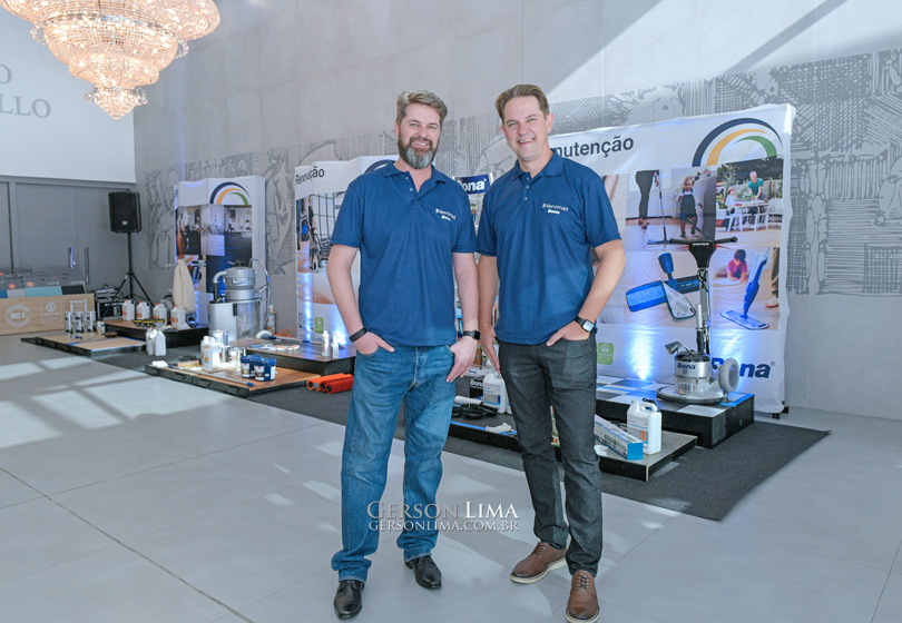 A arquiteta Stefanie Freiberger recebeu os arquitetos Leandro Nicoletti, Marcos Novak e Juliano Monteiro para falarem sobre a fundação da cidade, a influência dos imigrantes na construção de Curitiba, os marcos históricos - museus, igrejas, edifícios icônicos e seus autores - e a importância da preservação do patrimônio, no Solar do Rosário, Auditório Regina Casillo - Rua Lourenço Pinto, 500 - Centro - Curitiba.   Renomad E empresa surgiu em Curitiba da união entre profissionais capacitados e experientes com a comprovada qualidade dos produtos e máquinas da marca sueca BONA, dos Pisos Estruturados de Madeira da Triângulo, oferecendo serviços diferenciados e inovadores em tratamentos, manutenções, vendas e instalações de pisos e decks de madeira. A marca é comprometida com tudo que se refere a pisos de madeira, desde a venda, instalação e restauração até a manutenção e limpeza. renomad.com.br     Bona Brasil A Bona desempenha um papel patrimonial importante. A marca começou com um pequeno negócio familiar de café, na Suécia, e desde então adotou a inovação e o progresso, e assim ela se tornou uma empresa multinacional, presente em mais de 90 países. A Empresa cria produtos e soluções sustentáveis e inovadores para pisos de madeira, desde restauração, renovação e reuso. bonabrasil.com.br