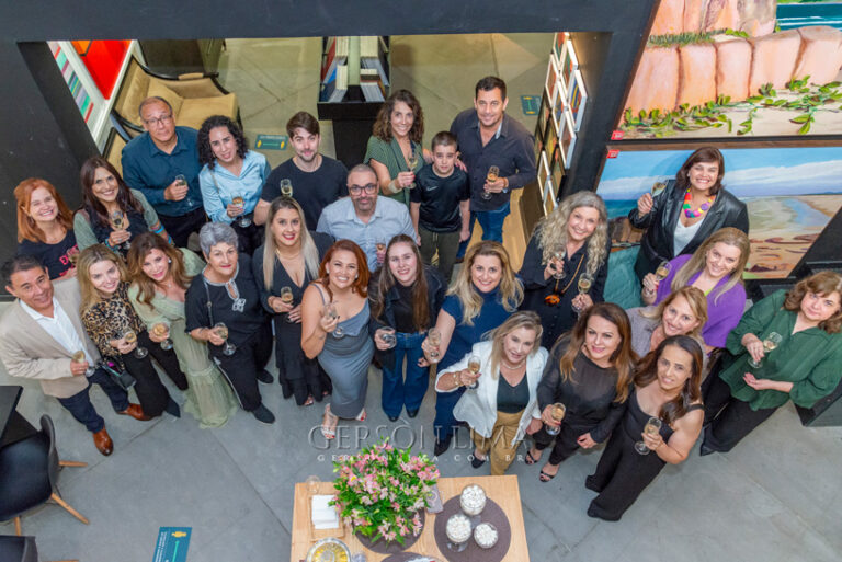 Alunos do Centro Europeu assinam Vitrine e Hall da Moldura Minuto