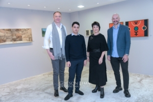 "A Galeria Zilda Fraletti apresenta uma exposição que proporciona visões únicas do mundo através das obras de 12 artistas renomados, com curadoria de Marcelo Conrado"
