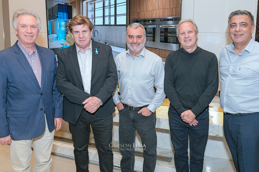 A Confraria Imobiliária de Curitiba realizou nesta terça-feira (18), seu encontro mensal na Perfacto Casa, no bairro Batel. Reunindo 40 proprietários das principais imobiliárias da Grande Curitiba, o grupo promoveu uma apresentação institucional da incorporadora Art Haus