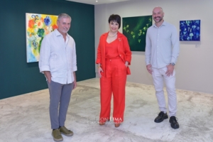 Em “Perto do Silêncio”, o artista Fernando Lindote apresenta um conjunto de pinturas que convidam à pausa e à contemplação. Sua obra nasce do gesto e da investigação constante sobre o ato de pintar — uma reflexão sobre a imagem, a matéria e o tempo. Entre flores, vasos e paisagens, suas telas revelam camadas de memória e pensamento, onde figura e fundo se confundem em uma superfície viva e sensível.