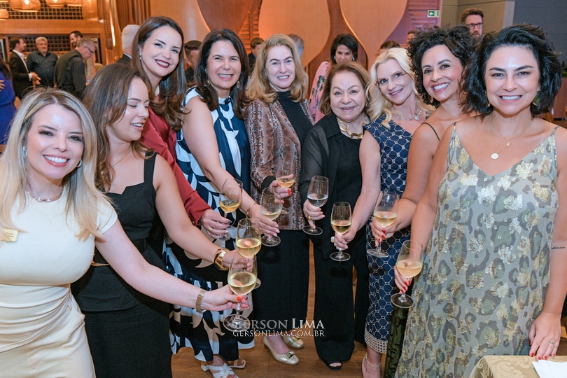 O encontro apresentou a nova identidade visual da entidade, prestou homenagens especiais e contou com a palestra inspiradora de Marcos Kathalian, da Brain Inteligência, que trouxe uma análise do cenário atual e das perspectivas do mercado imobiliário para 2026. O presidente Paulo Roberto de Oliveira destacou o momento de crescimento da ADPI-PR, tanto no número de associadas quanto no fortalecimento de sua representatividade no setor. A noite encerrou-se com um jantar de confraternização, celebrando um ano marcado por avanços e consolidando o espírito de união entre as imobiliárias. Cerca de 100 convidados prestigiaram o evento. Fotos: Gerson Lima